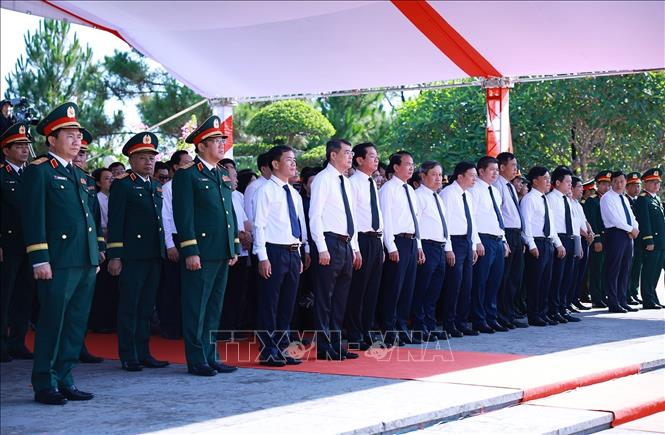 Thủ tướng Lê Minh Hưng dự Lễ truy điệu và an táng hài cốt liệt sĩ Quân tình nguyện và chuyên gia Việt Nam hy sinh tại Lào. Ảnh: Dương Giang-TTXVN