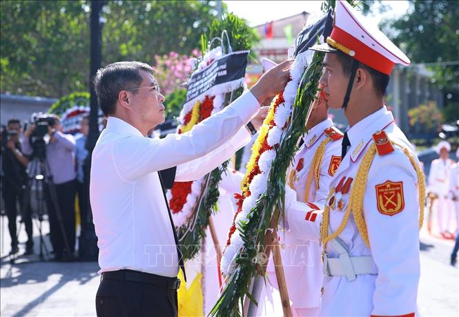 Thủ tướng Lê Minh Hưng dâng hương, hoa tại Lễ truy điệu và an táng hài cốt liệt sĩ Quân tình nguyện và chuyên gia Việt Nam hy sinh tại Lào. Ảnh: Dương Giang-TTXVN
