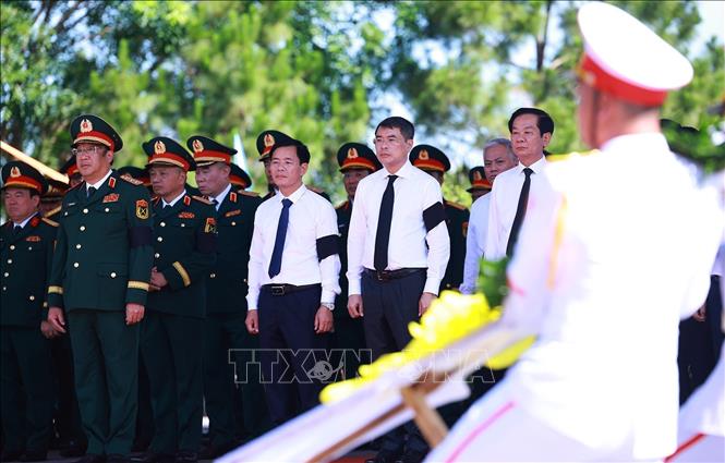 Thủ tướng Lê Minh Hưng mặc niệm các liệt sĩ Quân tình nguyện và chuyên gia Việt Nam hy sinh tại Lào. Ảnh: Dương Giang-TTXVN

