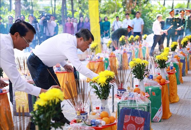 Thủ tướng Lê Minh Hưng thắp hương phần mộ liệt sĩ Quân tình nguyện và chuyên gia Việt Nam, tại Nghĩa trang liệt sĩ Quốc gia Đường 9 (Quảng Trị). Ảnh: Dương Giang – TTXVN
