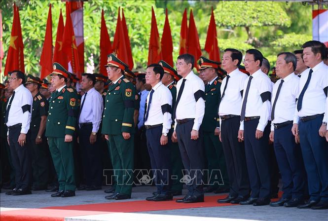 Thủ tướng Lê Minh Hưng mặc niệm các liệt sĩ Quân tình nguyện và chuyên gia Việt Nam hy sinh tại Lào. Ảnh: Dương Giang-TTXVN
