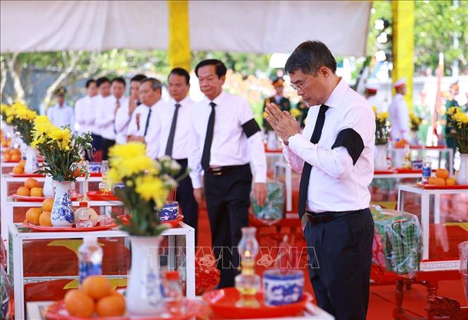 Thủ tướng Lê Minh Hưng tưởng niệm các liệt sĩ Quân tình nguyện và chuyên gia Việt Nam hy sinh. Ảnh: Dương Giang-TTXVN

