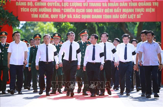 Thủ tướng Lê Minh Hưng đến dự Lễ truy điệu và an táng hài cốt liệt sĩ Quân tình nguyện và chuyên gia Việt Nam hy sinh tại Lào. Ảnh: Dương Giang-TTXVN
