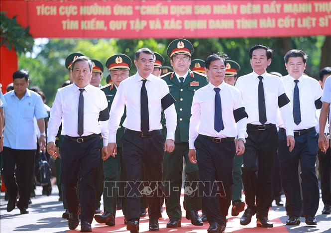 Thủ tướng Lê Minh Hưng đến dự Lễ truy điệu và an táng hài cốt liệt sĩ Quân tình nguyện và chuyên gia Việt Nam hy sinh tại Lào. Ảnh: Dương Giang-TTXVN
