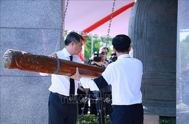 Thủ tướng Lê Minh Hưng thỉnh chuông tại Lễ truy điệu và an táng hài cốt liệt sĩ Quân tình nguyện và chuyên gia Việt Nam hy sinh tại Lào. Ảnh: Dương Giang-TTXVN
