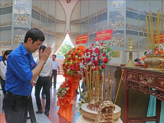 Các đại biểu dâng hương tưởng niệm đồng bào đã mất trong cuộc thảm sát 3.157 người dân vô tội do Pol Pot gây ra tại Di tích lịch sử cấp quốc gia Nhà Mồ Ba Chúc, xã Ba Chúc, tỉnh An Giang. Ảnh: Công Mạo -TTXVN
