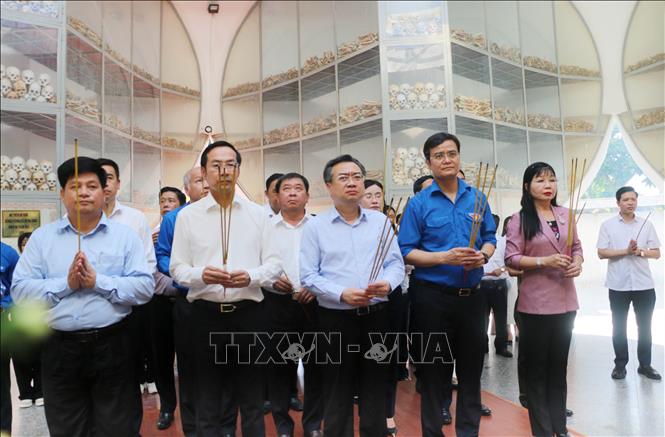  Trưởng Ban Chính sách, chiến lược Trung ương Nguyễn Thanh Nghị và các đại biểu dâng hương tưởng niệm đồng bào đã mất trong cuộc thảm sát 3.157 người dân vô tội do Pol Pot gây ra tại Di tích lịch sử cấp quốc gia Nhà Mồ Ba Chúc, xã Ba Chúc, tỉnh An Giang. Ảnh: Công Mạo -TTXVN
