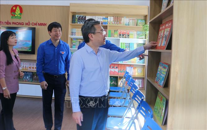 Đại biểu tham quan “Không gian đọc sách tương tác và sinh hoạt Đội” cho trường Tiểu học Lạc Quới, xã Ba Chúc, tỉnh An Giang. Ảnh: Công Mạo-TTXVN