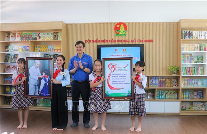 Ủy viên Trung ương Đảng, Bí thư thứ nhất Trung ương Đoàn Bùi Quang Huy trao quà cho Trường Tiểu học Lạc Quới, xã Ba Chúc, tỉnh An Giang. Ảnh: Công Mạo - TTXVN