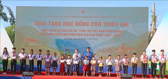 Trưởng Ban Chính sách, chiến lược Trung ương Nguyễn Thanh Nghị và Bí thư thứ Nhất Trung ương Đoàn Bùi Quang Huy trao tặng học bổng cho các em thiếu nhi, học sinh xã Ba Chúc (tỉnh An Giang) được chăm lo theo Đề án “Tuổi trẻ Việt Nam đồng hành với thanh thiếu nhi vùng biên giới giai đoạn 2025 - 2030”. Ảnh: Công Mạo-TTXVN