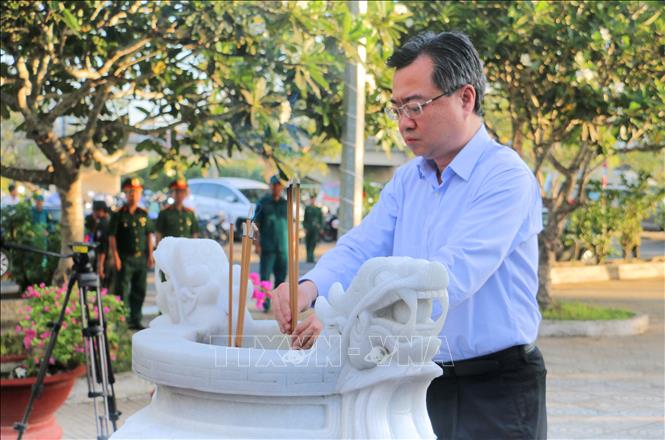 Ủy viên Bộ Chính trị, Bí thư Trung ương Đảng, Trưởng Ban Chính sách, chiến lược Trung ương Nguyễn Thanh Nghị dâng hương, dâng hoa tưởng nhớ Cố Thủ tướng Võ Văn Kiệt tại tượng đài của Cố Thủ tướng tại Công viên Văn hoá Võ Văn Kiệt (bên cạnh kênh T5), xã Ba Chúc, tỉnh An Giang. Ảnh: Công Mạo-TTXVN