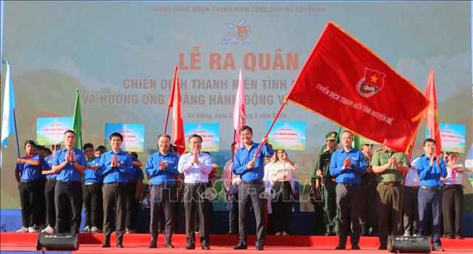 Ủy viên Bộ Chính trị, Bí thư Trung ương Đảng, Trưởng Ban Chính sách, chiến lược Trung ương Nguyễn Thanh Nghị thực hiện nghi thức trao cờ hiệu Chiến dịch Thanh niên tình nguyện hè năm 2026. Ảnh: Công Mạo-TTXVN
