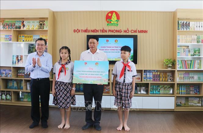 Ủy viên Bộ Chính trị, Bí thư Trung ương Đảng, Trưởng Ban Chính sách, chiến lược Trung ương Nguyễn Thanh Nghị trao tặng công trình “Không gian đọc sách tương tác và sinh hoạt Đội” cho Trường Tiểu học Lạc Quới, xã Ba Chúc, tỉnh An Giang. Ảnh: Công Mạo-TTXVN
