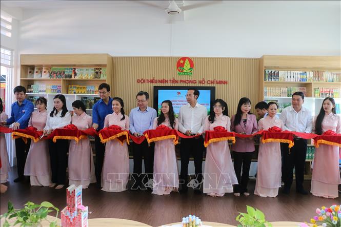 Trưởng Ban Chính sách, chiến lược Trung ương Nguyễn Thanh Nghị và đại biểu thực hiện nghi thức cắt băng khánh thành công trình “Không gian đọc sách tương tác và sinh hoạt Đội” cho trường Tiểu học Lạc Quới, xã Ba Chúc, tỉnh An Giang. Ảnh: Công Mạo-TTXVN