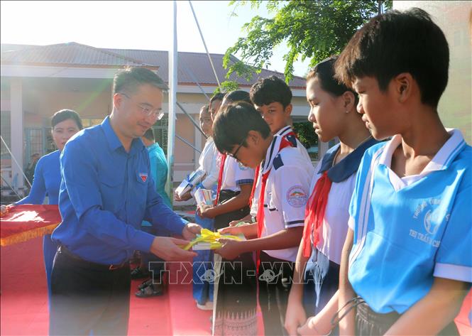 Anh Nguyễn Tường Lâm - Bí thư Trung ương Đoàn, Chủ tịch Hội Liên hiệp Thanh niên Việt Nam tặng học bổng Vừ A Dính cho học sinh trên địa bàn tỉnh An Giang. Ảnh: Công Mạo-TTXVN