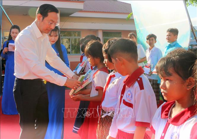 Phó Bí thư Thường trực Tỉnh uỷ, Chủ tịch Hội đồng Nhân dân tỉnh An Giang Nguyễn Thanh Nhàn trao tặng học bổng Vừ A Dính cho học sinh trên địa bàn tỉnh An Giang. Ảnh: Công Mạo-TTXVN