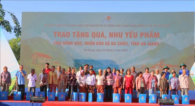 Trao tặng quà cho người dân có hoàn cảnh khó khăn trên địa bàn xã Ba Chúc, tỉnh An Giang. Ảnh: Công Mạo-TTXVN