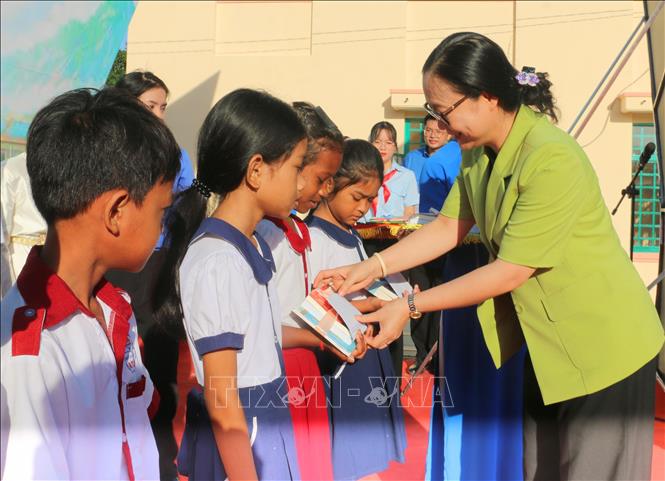 Đại diện Đoàn công tác trao tặng học bổng Vừ A Dính cho học sinh trên địa bàn tỉnh An Giang. Ảnh: Công Mạo-TTXVN