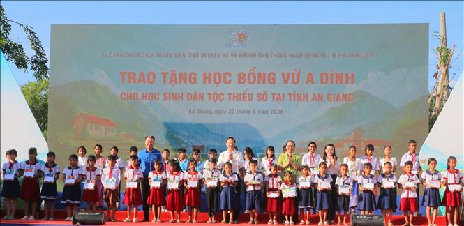 Trao tặng học bổng Vừ A Dính cho học sinh trên địa bàn tỉnh An Giang. Ảnh: Công Mạo-TTXVN
