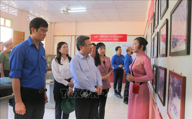 Trưởng Ban Chính sách, chiến lược Trung ương Nguyễn Thanh Nghị và đại biểu tham quan nhà trưng bày tội ác của Pol Pot gây ra tại Di tích lịch sử cấp quốc gia Nhà Mồ Ba Chúc, xã Ba Chúc, tỉnh An Giang. Ảnh: Công Mạo-TTXVN