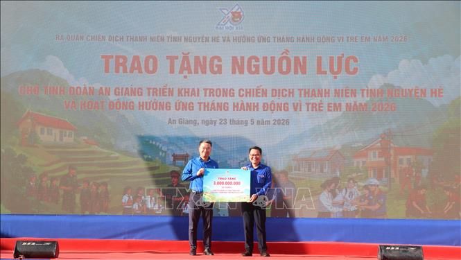 Anh Nguyễn Tường Lâm - Bí thư Trung ương Đoàn, Chủ tịch Hội Liên hiệp Thanh niên Việt Nam (trái) trao bảng tượng trưng nguồn lực trị giá hơn 3 tỷ đồng cho Tỉnh đoàn An Giang. Ảnh: Công Mạo-TTXVN
