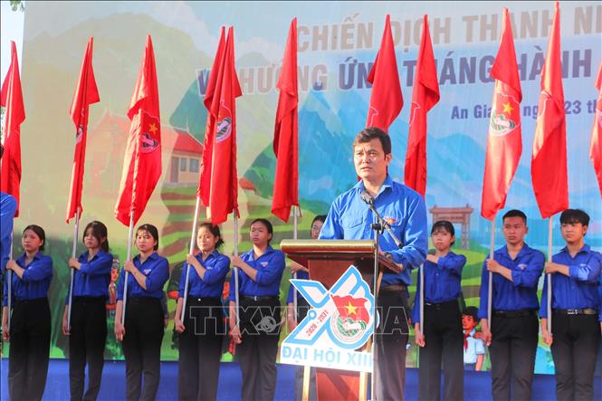 Ủy viên Trung ương Đảng, Bí thư thứ nhất Trung ương Đoàn Bùi Quang Huy phát biểu tại lễ ra quân. Ảnh: Công Mạo-TTXVN
