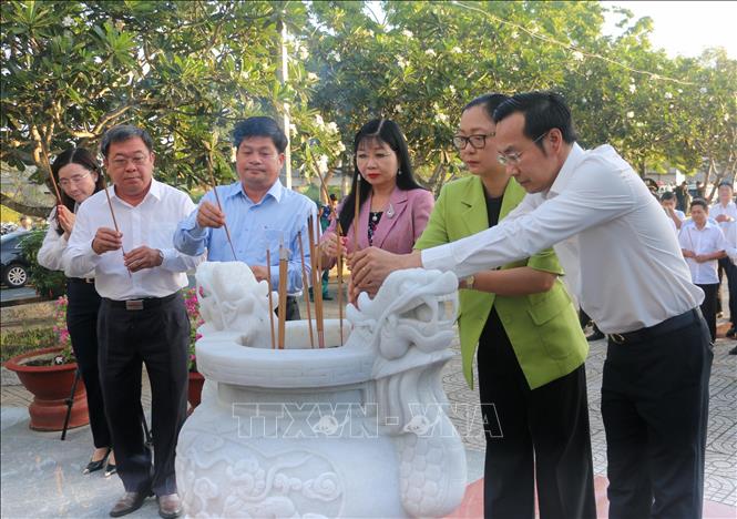 Đại biểu dâng hương, dâng hoa tưởng nhớ Cố Thủ tướng Võ Văn Kiệt tại tượng đài của Cố Thủ tướng được đặt trang trọng tại Công viên Văn hoá Võ Văn Kiệt (bên cạnh kênh T5), xã Ba Chúc, tỉnh An Giang. Ảnh: Công Mạo-TTXVN