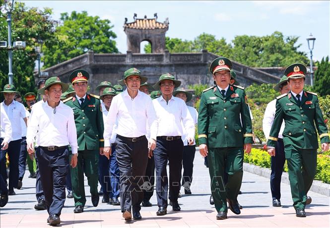 Thủ tướng Lê Minh Hưng đến dâng hương, hoa tại Di tích quốc gia đặc biệt Thành cổ Quảng Trị. Ảnh: Dương Giang-TTXVN