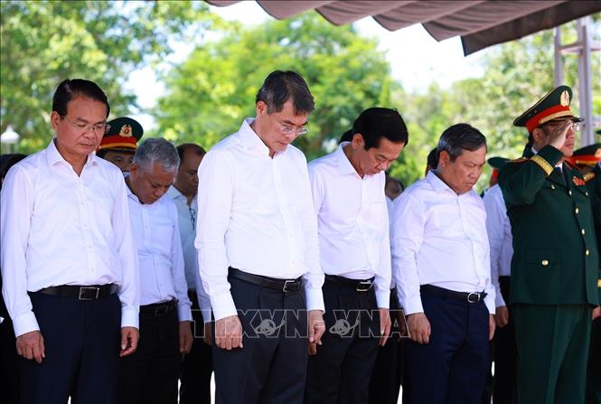 Thủ tướng Lê Minh Hưng tưởng niệm các Anh hùng, liệt sĩ tại Di tích quốc gia đặc biệt Thành cổ Quảng Trị. Ảnh: Dương Giang-TTXVN