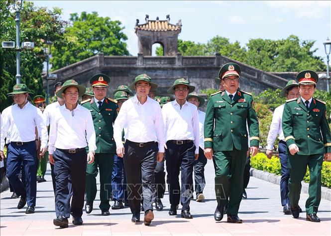 Thủ tướng Lê Minh Hưng đến dâng hương, hoa tại Di tích quốc gia đặc biệt Thành cổ Quảng Trị. Ảnh: Dương Giang-TTXVN