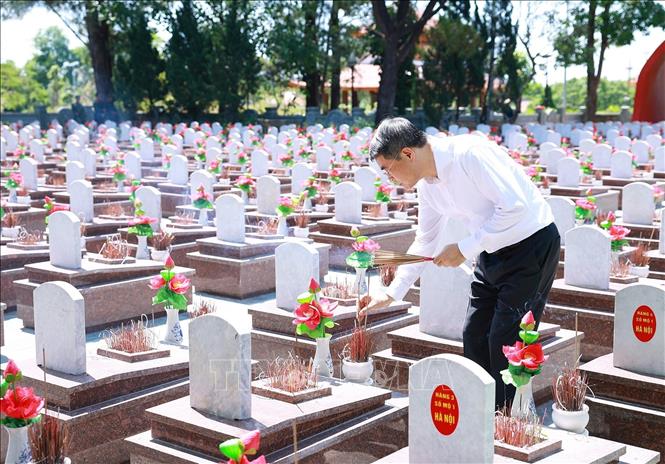 Thủ tướng Lê Minh Hưng thắp hương mộ liệt sĩ tại Nghĩa trang liệt sĩ Quốc gia Trường Sơn. Ảnh: Dương Giang – TTXVN 
