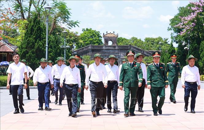 Thủ tướng Lê Minh Hưng đến dâng hương, hoa tại Di tích quốc gia đặc biệt Thành cổ Quảng Trị. Ảnh: Dương Giang-TTXVN