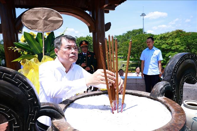 Thủ tướng Lê Minh Hưng thắp hương tưởng niệm các Anh hùng, liệt sĩ tại Di tích quốc gia đặc biệt Thành cổ Quảng Trị. Ảnh: Dương Giang-TTXVN