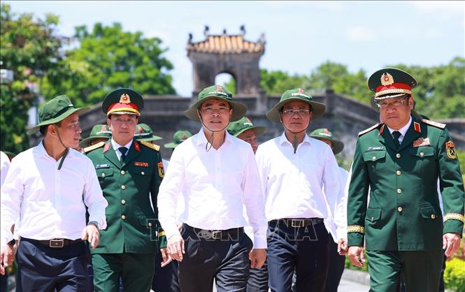 Thủ tướng Lê Minh Hưng đến dâng hương, hoa tại Di tích quốc gia đặc biệt Thành cổ Quảng Trị. Ảnh: Dương Giang-TTXVN