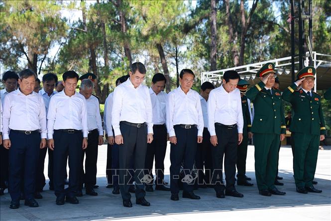 Thủ tướng Lê Minh Hưng tưởng niệm các Anh hùng, liệt sĩ tại Nghĩa trang liệt sĩ Quốc gia Trường Sơn. Ảnh: Dương Giang – TTXVN 
