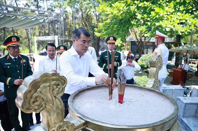 Thủ tướng Lê Minh Hưng dâng hương, hoa tại Nghĩa trang liệt sĩ Quốc gia Trường Sơn. Ảnh: Dương Giang – TTXVN 
