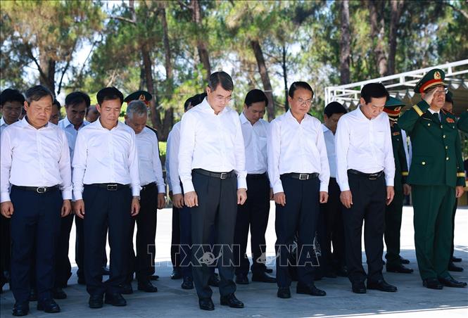 Thủ tướng Lê Minh Hưng tưởng niệm các Anh hùng, liệt sĩ tại Nghĩa trang liệt sĩ Quốc gia Trường Sơn. Ảnh: Dương Giang – TTXVN 
