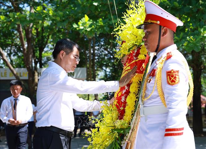 Thủ tướng Lê Minh Hưng dâng hương, hoa tại Nghĩa trang liệt sĩ Quốc gia Trường Sơn. Ảnh: Dương Giang – TTXVN 
