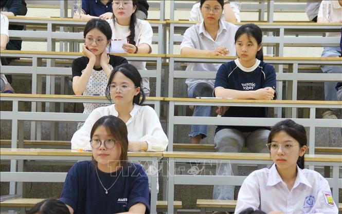 Thí sinh dự thi tại điểm thi Trường Đại học Sư phạm Hà Nội. Ảnh: TTXVN