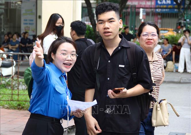 Thí sinh dự thi tại điểm thi Trường Đại học Sư phạm Hà Nội. Ảnh: TTXVN