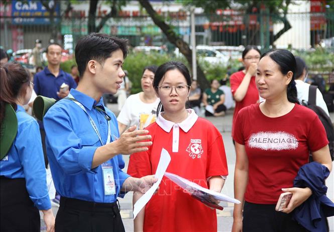 Thí sinh dự thi tại điểm thi Trường Đại học Sư phạm Hà Nội. Ảnh: TTXVN