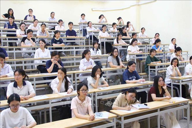 Thí sinh trước giờ làm bài thi (điểm thi Trường Đại học Sư phạm Hà Nội). Ảnh: TTXVN