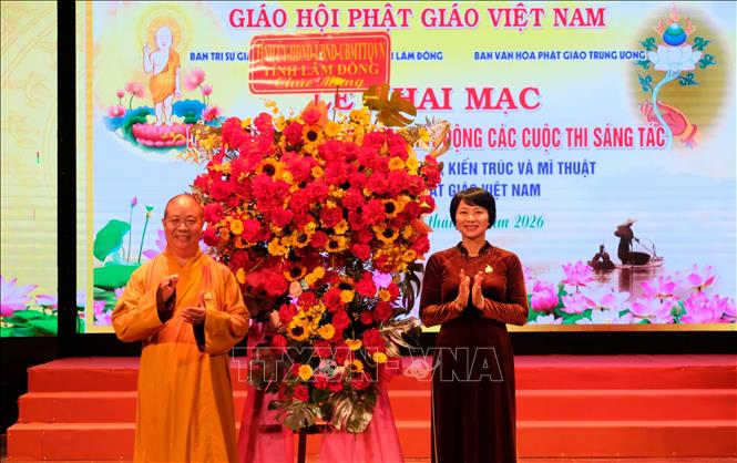 Bà Phạm Thị Phúc, Phó Bí thư Tỉnh ủy, Chủ tịch Ủy ban Mặt trận Tổ quốc Việt Nam tỉnh Lâm Đồng tăng hoa chúc mừng Ban tổ chức Đại lễ Phật đản Vesak 2026. Ảnh: Nguyễn Dũng – TTXVN
