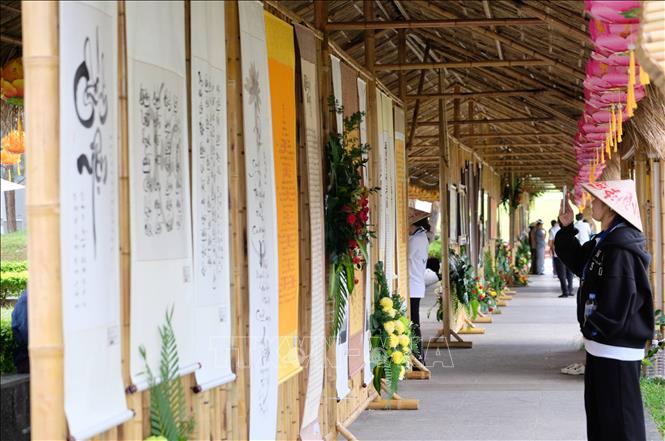 Khu vực trưng bày thư pháp Phật giáo phục vụ phật tử, du khách tại quảng trường Lâm Viên – Đà Lạt. Ảnh: Nguyễn Dũng – TTXVN 

