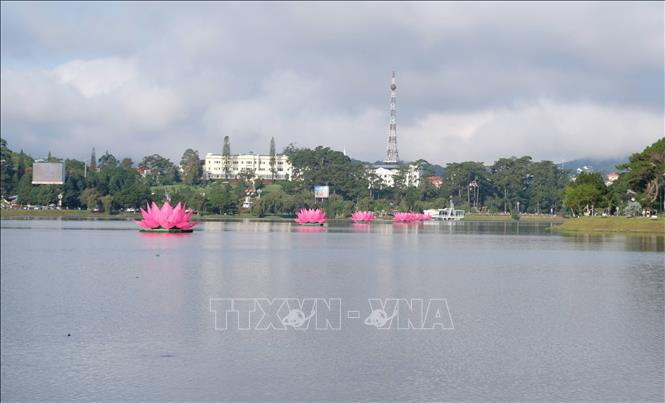 Bảy đài sen được hạ thủy trên hồ Xuân Hương – Đà Lạt sẽ được thắp sáng trong tối 23/5, một trong những hoạt động chính của Đại lễ Phật đản năm nay. Ảnh: Nguyễn Dũng – TTXVN
