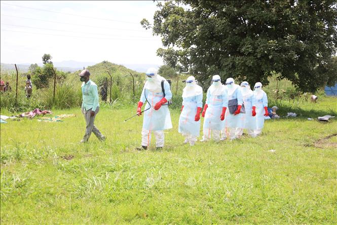 Nhân viên y tế phun thuốc khử trùng nhằm ngăn chặn sự lây lan của virus Ebola tại thị trấn Rwampara, tỉnh Ituri, CHDC Congo. Ảnh: THX/TTXVN