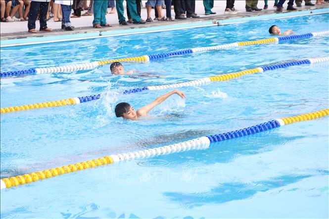 Các vận động viên bơi hưởng ứng tại lễ phát động. Ảnh: Mạnh Tú - TTXVN