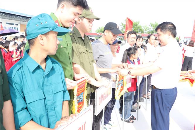 Tặng cờ lưu niệm cho các đơn vị tham gia. Ảnh: Mạnh Tú - TTXVN