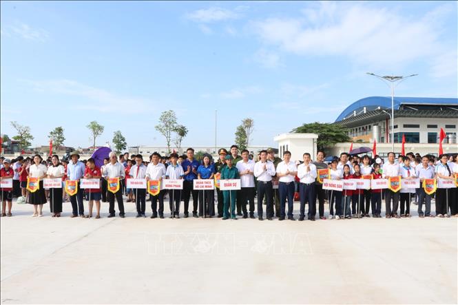 Tặng cờ lưu niệm cho các đơn vị tham gia. Ảnh: Mạnh Tú - TTXVN