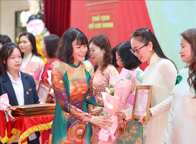 Tuyên dương, khen thưởng các nhà giáo có nhiều thành tích trong năm học vừa qua. Ảnh: Thanh Tùng - TTXVN